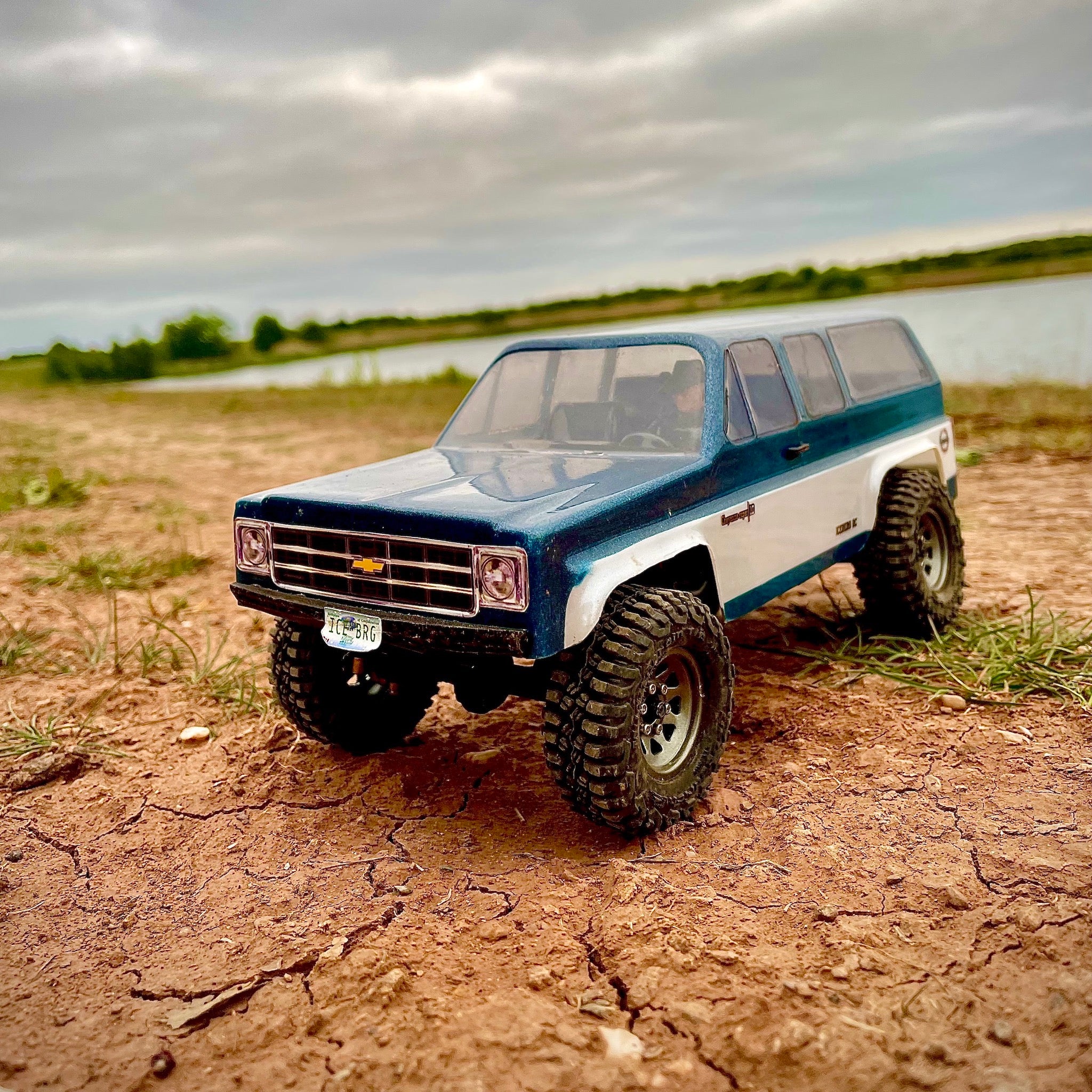 SCX24 Suburban - Image 3