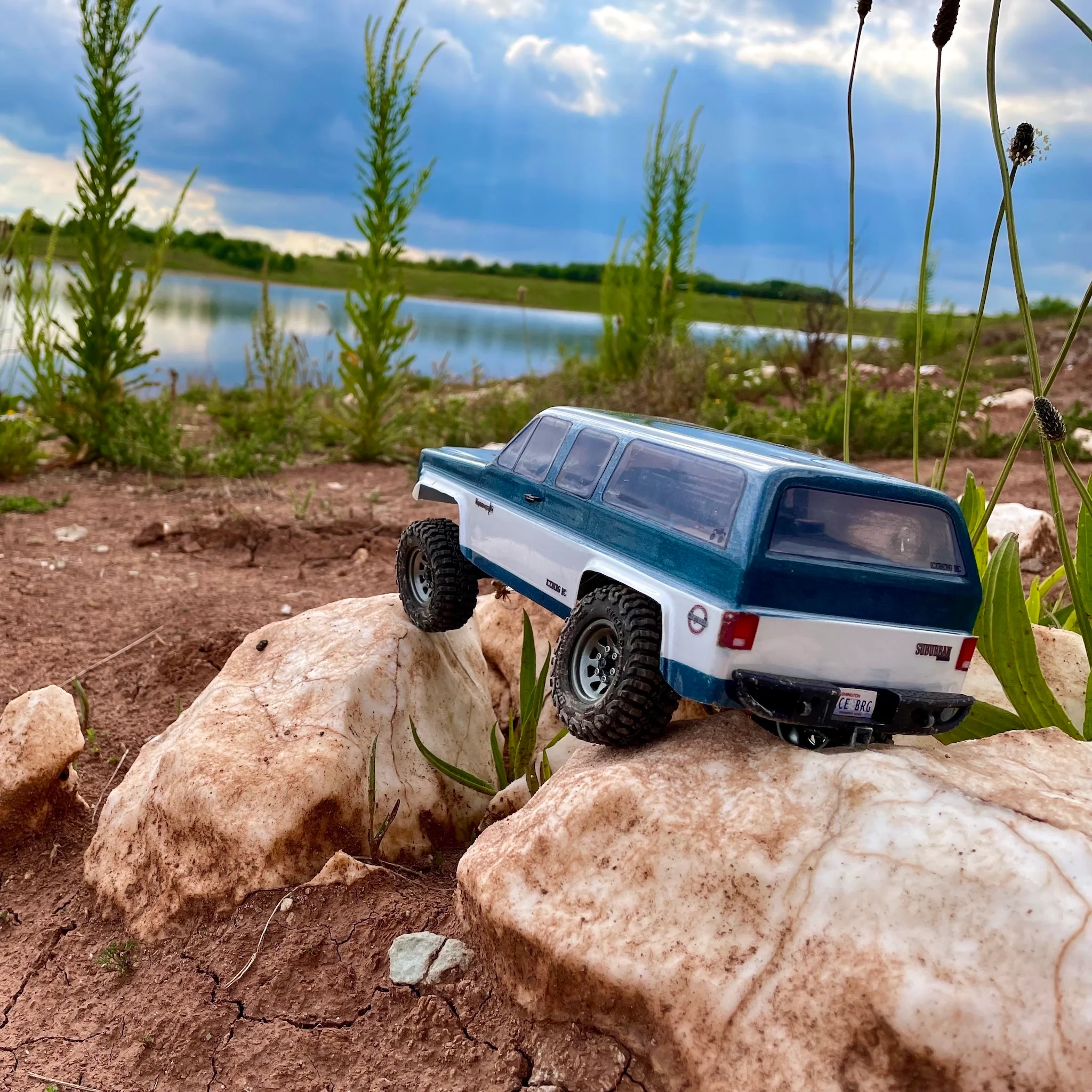 SCX24 Suburban - Image 5